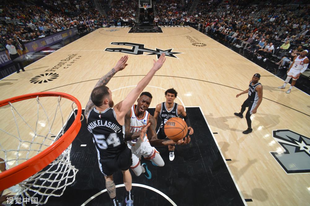 轻拍他的肩 轻拍他的肩